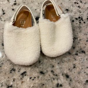 Baby Gap Fuzzy Clog toddler size 5/6 white